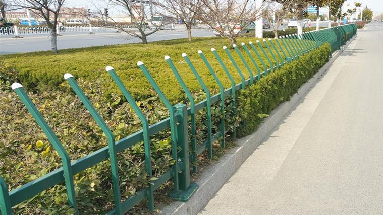 柏龙,公司经营范围包括:室内外装饰工程设计,施工,金属门窗